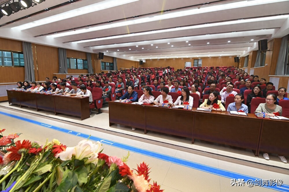 天水市天润学校、桥南联中庆祝第35个教师节暨表彰大会