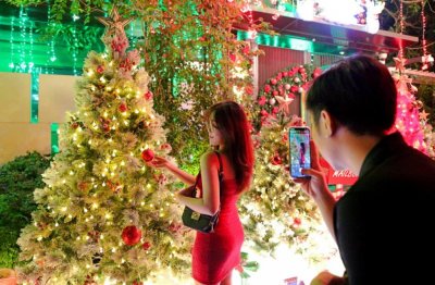 ​圣诞节越南富人“炫富”，胡志明市一系列“富人街”别墅装饰华丽，人们争相“