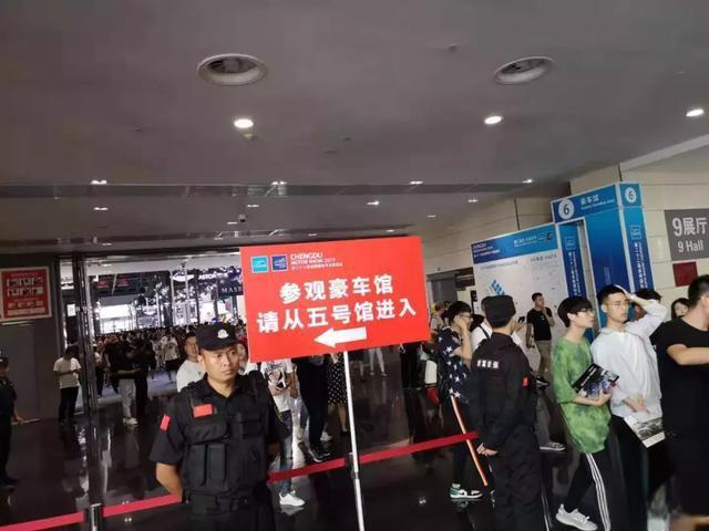 成都人为啥那么爱豪车？看看车展各大豪华品牌展台便知晓-