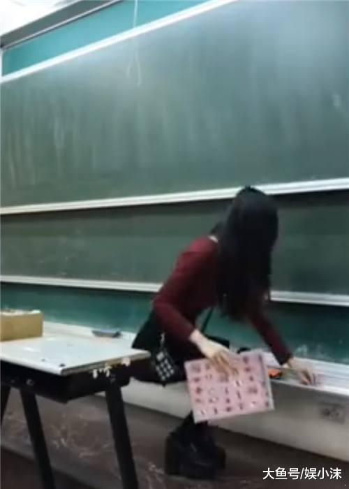 美女老师穿成这样上课, 学生在下面听得很认真, 网友: 还缺学生吗