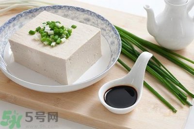 ​豆腐长黑毛了还能吃吗?