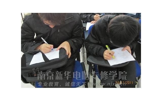  老公同学聚会出轨了老同学，我该离婚吗