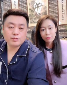 ​宋晓峰与老婆杨晓茹同框直播！夫妻恩爱惹人羡，女儿已读电影学院