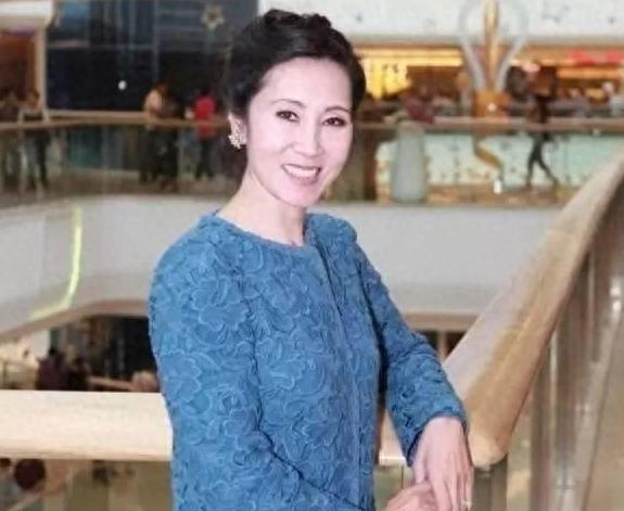 王健林老婆林宁唯一的全家福曝光 父亲是名军人