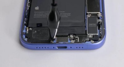 ​iPhone 16电池史上最好拆！用几年记得换电池！