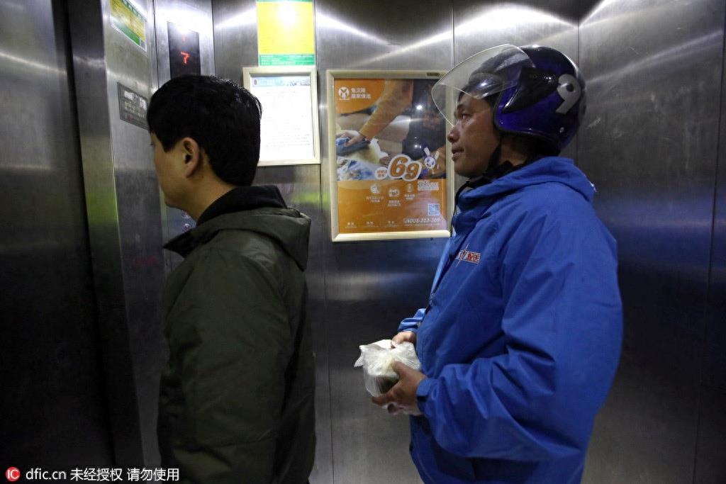 揭秘“饿了么”送餐员的一天 月入千元挣得都是辛苦钱