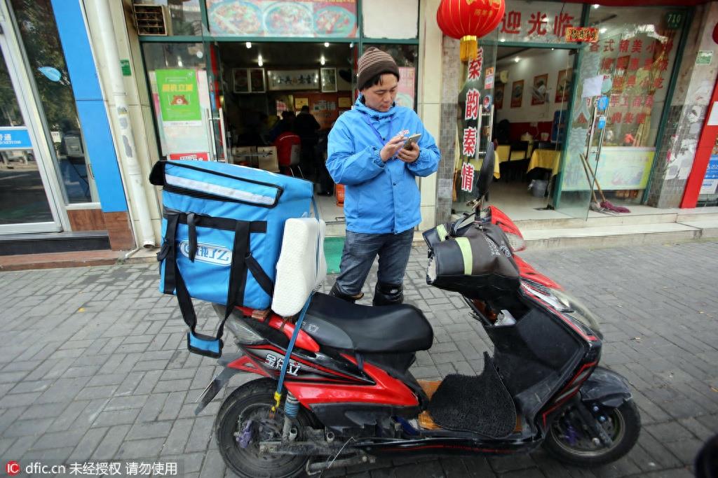 揭秘“饿了么”送餐员的一天 月入千元挣得都是辛苦钱