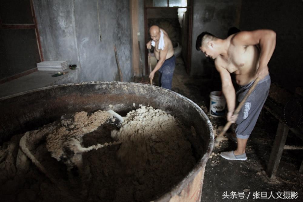 学会做熏醋技术三十年 在家酿醋卖 日子过的比蜜甜