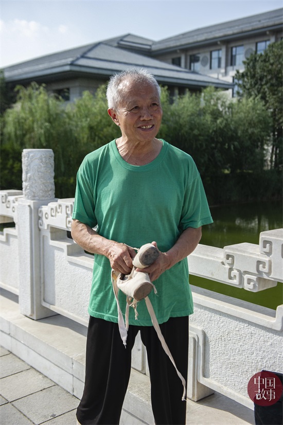 梦想的力量！山东淄博75岁大爷学跳芭蕾 脚趾甲都被磨变色